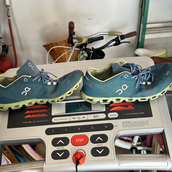 On Cloud ☁️ Swiss engineering ladies sneakers 👟 - Picture 2 of 5